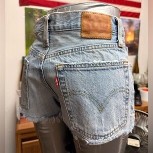 Levi’s 501 High Rise Cut Off Shorts Size 25 Light Wash Distressed Denim